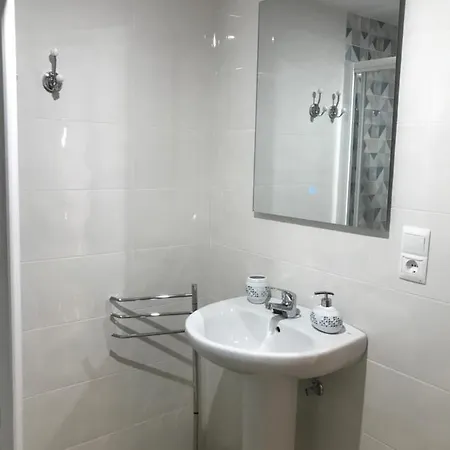 Nuevo Con Piscina En El Centro 