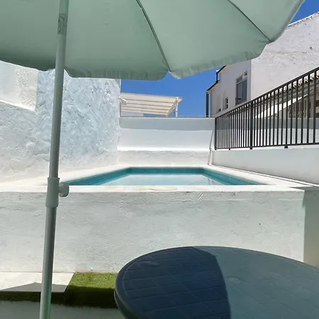 Nuevo Con Piscina En El Centro 